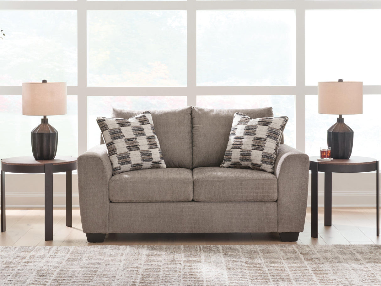 Loreo Loveseat