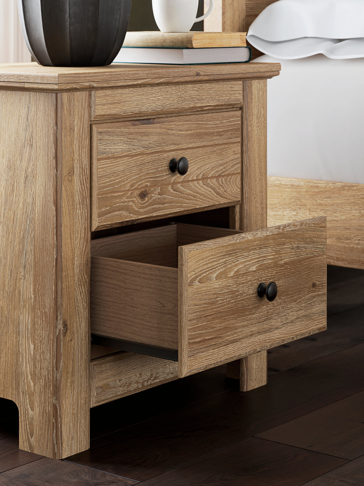 Makidern Nightstand