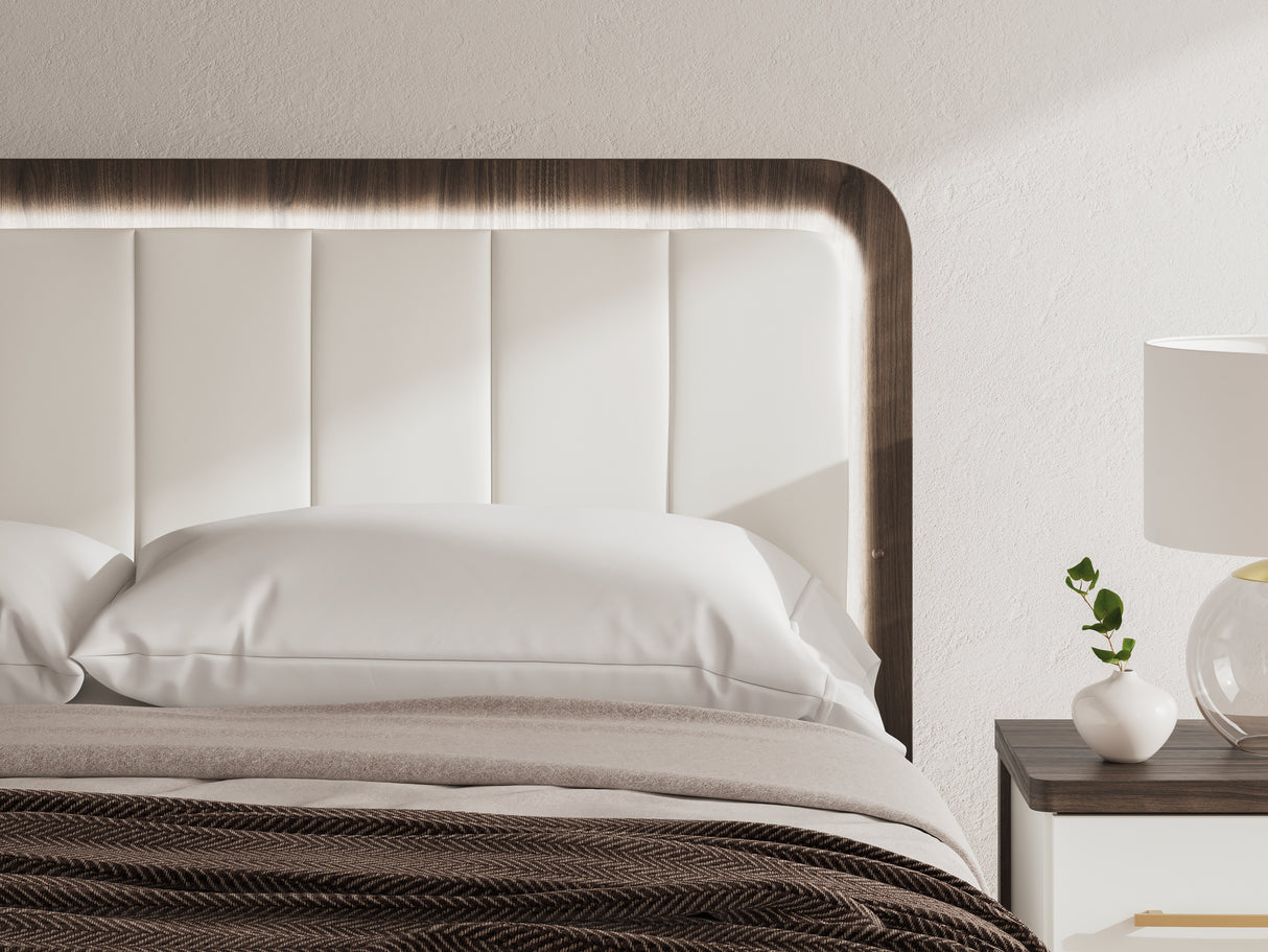 Kendanport King Upholstered Bed